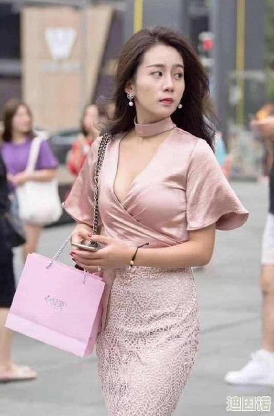 少妇露出茂盛浓密的毛毛，展现自然之美与自信魅力，挑战传统审美观念，引发社会热议与思考