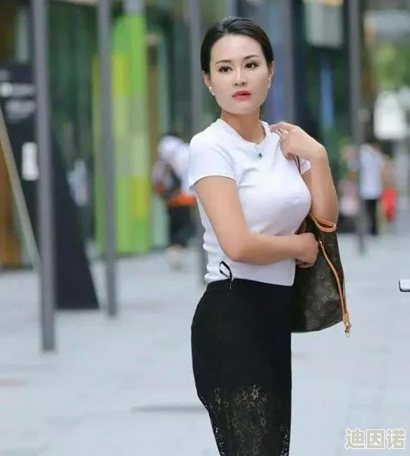 少妇露出茂盛浓密的毛毛，展现自然之美与自信魅力，挑战传统审美观念，引发社会热议与思考